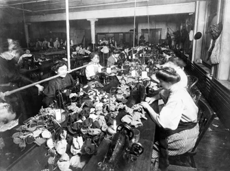Frauen nähen Teddybären in einer Fabrik, ca. 1915