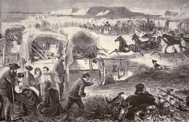 Ein Wagenzug bildet einen Korrall auf dem Oregon Trail