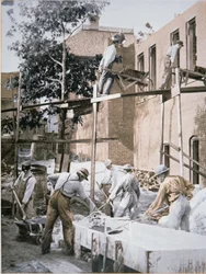 Afroamerikaner bauen eine Erweiterung des Negro Industrial Institute in Tuskegee, Alabama