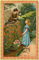 Junge sitzt auf einer Mauer und bietet einem Mädchen Blumen an