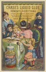 Kinder kleben Karten in Sammelalbum