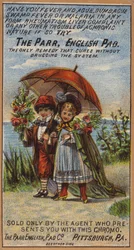 Paar spaziert unter Regenschirm