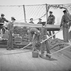 Bundesmatrosen bedienen eine 9-Zoll-Dahlgren-Kanone