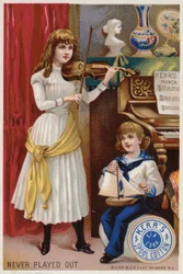 Mädchen spielt Geige für kleines Kind