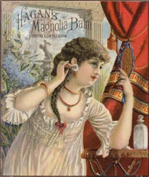 Dame trägt Hautcreme auf