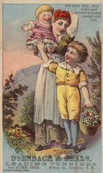 Mutter und zwei Kinder stehen auf einem Hügel