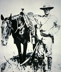 Theodore Roosevelt mit seinem Pferd, um 1885