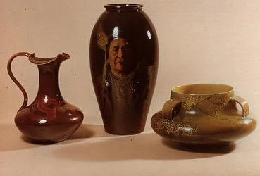 Vase mit Porträt von Häuptling Joseph vom Nez-Perce-Stamm, signiert von W.P. Macdonald; Kanne mit Drachenmotiv, markiert mit den Initialen von Albert R. Valentien; Schale mit japanischem Blumenmotiv