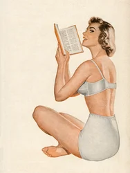 Frau in Unterwäsche sitzt und liest ein Buch