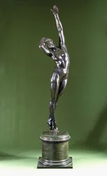 Eine Bronzefigur einer nackten Frau