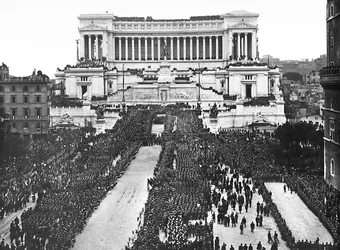 Faschistische Feier zur Erinnerung an den Unbekannten Soldaten am Altare della Patria (Altar des Vaterlandes) in Rom, 04.11.1922 (s/w Foto)
