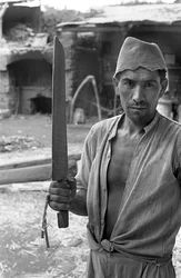 Hanfverarbeitung, ein Arbeiter mit einer "Spachtel"