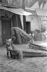 Verarbeitung von Hanf, Dehnen und Rollen