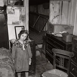 Trauriges Mädchen mit einem Stück Brot