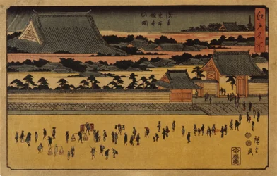 Menschen auf der Straße im Vordergrund