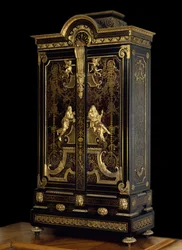 Möbel im Stil von Louis XIV (1661-1715): Schrank dekoriert mit Figuren von Aspasie und Sokrates aus Eiche, Ebenholz und Vergoldung von Andre Boulle (1642-1732) um 1710 Paris, Louvre Museum