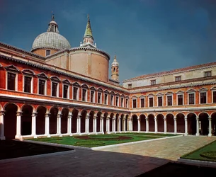 Renaissance-Architektur: Blick auf den Kreuzgang der Kirche San Giorgio Maggiore, entworfen vom Architekten Andrea Palladio (1508-1580) 1566 Venedig, Italien