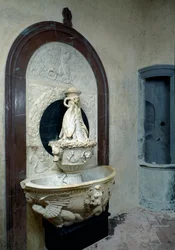 Weihwasserbecken mit mediceischen heraldischen Elementen, ca. 1430