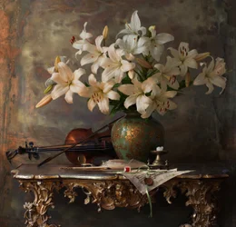 Elegante Lilien und Violine