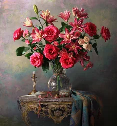 Eleganter Rosen- und Lilienstrauß