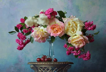Elegante Rosen und Kirschen