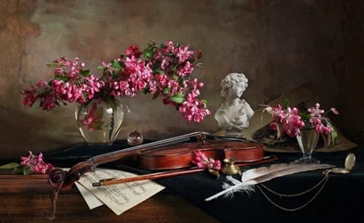 Violine-Stillleben mit Blüten