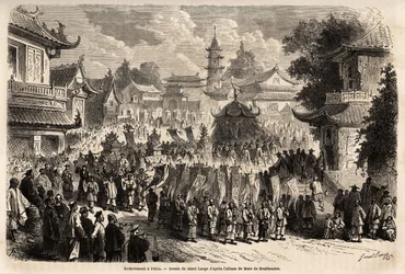 Ein Begräbnis in Peking, in der ersten Reihe des Zuges, die Banner mit Lobinschriften voran, gefolgt von einer Musikertruppe, dann die Mönche, die die Statuen der Gottheiten tragen, vor dem Sarg auf einem riesigen Katafalk, bedeckt mit Seidendraperien