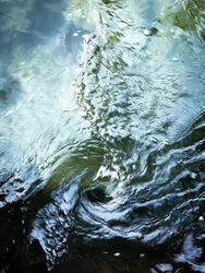 Tiefblaue Wasserspirale
