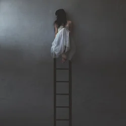 Einsame Frau auf Leiter