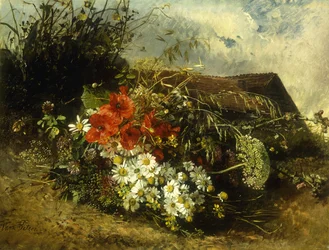 Wildblumen an einer Böschung, dahinter ein Häuschen
