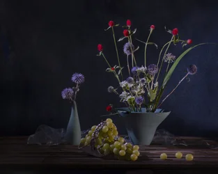Dunkles Blumenstillleben