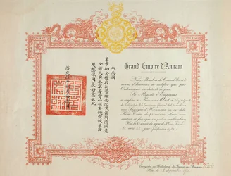 Ehrenurkunde der Sapeque an Kim Tien, Soldat der 1. Klasse des Reiches von Annam, Region Vietnam (Französisch-Indochina). Tinte auf Papier, datiert 1921, Gesamtabmessungen 51 cm x 40 cm