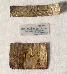 Christliche Antiquitäten: Goldenes Phylakterion (Pergamentstück) eines Christen aus einer gnostischen Sekte. Aus Kerch, Fundort Kop-Takil (Ukraine, antikes Griechenland). Louvre Museum, Paris