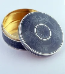 Emaille-Box und guillochiertes Gold-Silber. ca. 1905. Aaron-Sammlung. Paris