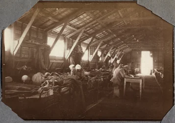 Erster Weltkrieg 1914-1918: Baracke mit verwundeten französischen Kriegssoldaten in Couville im Ärmelkanal, Basse-Normandie, Frankreich. Anonyme Fotografie, Mai 1917. Privatsammlung, Stella.