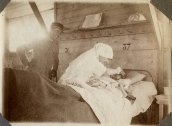 Erster Weltkrieg 1914-1918: Krankenschwester in einer Bluse rasiert einen Soldaten (französische Kriegswunden liegen im Bett), in Couville, Manche, Niedernormandie, Frankreich. Anonyme Fotografie Juli 1917. Private Sammlung, Stella.