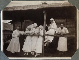 Erster Weltkrieg 1914-1918: Krankenschwestern und Ärzte im Kittel in Couville, Manche, Untere Normandie, Frankreich. Anonymes Foto Juli 1917. Privatsammlung, Stella.