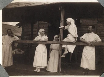Erster Weltkrieg 1914-1918: Krankenschwestern und Ärzte im Kittel im Gespräch in Couville, Manche, Untere Normandie, Frankreich. Anonymes Foto Juli 1917. Privatsammlung, Stella.