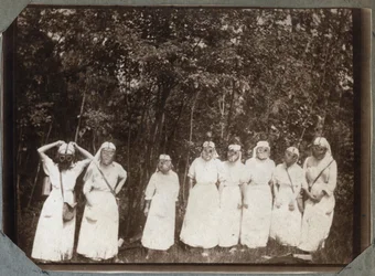Erster Weltkrieg 1914-1918: Krankenschwestern in Blusen tragen Gasmasken in den Wäldern bei Couville, Manche, Niedernormandie, Frankreich. Anonyme Fotografie Mai 1917. Private Sammlung, Stella.