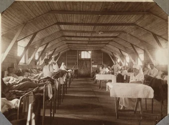 Erster Weltkrieg 1914-1918: verwundete Soldaten und Krankenschwestern des französischen Roten Kreuzes, Lager von Couville im Ärmelkanal, Untere Normandie, Frankreich. Anonymes Foto Juli 1917. Privatsammlung, Stella.