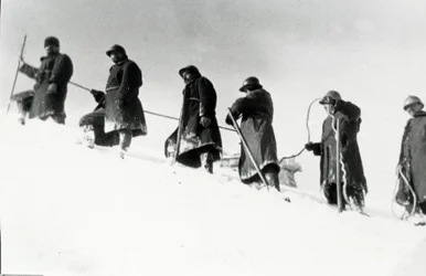 Erster Weltkrieg: Italienische Alpenjäger (Alpini) während eines Aufstiegs