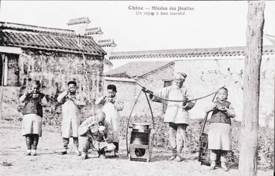 Jesuitenmission bietet günstige Mahlzeiten in China an Fotografie des frühen 20. Jahrhunderts - Privatsammlung