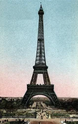 Paris: Blick auf den Eiffelturm, gebaut zwischen 1887 und 1889 von Gustave Eiffel (1832-1923). Fotografie von 1920 im „Artistic Album“ der Stadt Paris. Private Sammlung