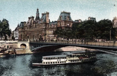 Paris: Blick auf das Hôtel de Ville und die Pont d