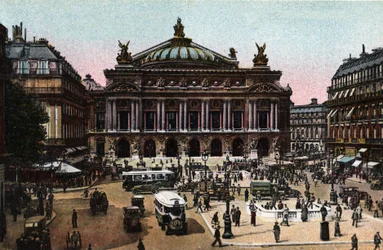 Paris: Blick auf die Opernfassade von Charles Garnier (1825-1898) und die Metrostation auf dem Place de l