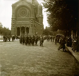 Fotografie - Stereoskopische Glasplatte über den Ersten Weltkrieg: In Paris, nach der Mobilisierung verlassen junge Rekruten die Front. Private Sammlung