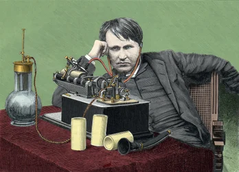 Porträt von Thomas Edison (1847-1931), amerikanischer Physiker, mit seinem Phonographen. Gravur um 1900