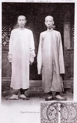 Porträt von zwei Chinesen aus der Region Yunnan in traditioneller Tracht. Fotografie aus dem frühen 20. Jahrhundert. Private Sammlung