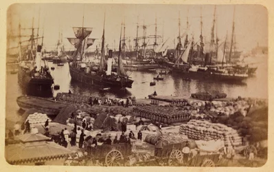 Die Stadt Marseille und ihre Umgebung um 1885-1890: Bassin de la Joliette, Frachtverladung auf Kähne, Private Sammlung
