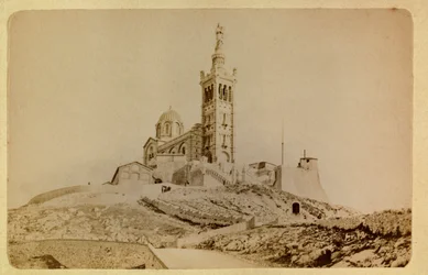 Die Stadt Marseille und ihre Umgebung um 1885-1890: Notre Dame de la Garde